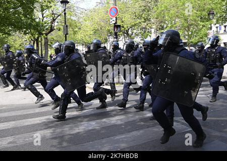 ©Julien Mattia / le Pictorium/MAXPPP - Parigi 01/05/2022 Julien Mattia / le Pictorium - 1/5/2022 - Francia / Ile-de-France / Parigi - manifestazione traditionnelle du 1er mai a Parigi. Les syndicats dont la CGT ont appele au 3eme tour sociale. / 1/5/2022 - Francia / Ile-de-France (region) / Parigi - manifestazione tradizionale di maggio a Parigi. I sindacati, compresa la CGT, hanno chiesto un terzo round sociale. Foto Stock