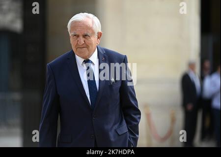 ©Julien Mattia / le Pictorium/MAXPPP - Parigi 08/05/2022 Julien Mattia / le Pictorium - 8/5/2022 - Francia / Ile-de-France / Parigi - Jean-Pierre Raffarin Premier ministre. Ceremonie d'investure du president de la Republique Emmanuel Macron au Palais de l'Elysee pour son deuxieme mandat. / 8/5/2022 - Francia / Ile-de-France (regione) / Parigi - Jean-Pierre Raffarin ex primo Ministro. Cerimonia di inaugurazione del Presidente della Repubblica Emmanuel Macron al Palazzo Elysee per il suo secondo mandato. Foto Stock