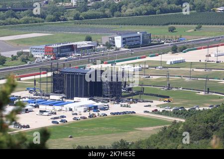 ©Pierre Teyssot/MAXPPP ; 10/05/2022, Trento, Italy. Vasco Rossi in concerto a Trento. Nella foto l'arrangiamento della Trentina Music Arena per il concerto a San Vincenzo. Il concerto con più di 100.000 persone è previsto per il 20 maggio 2022 vicino a un aeroporto e una ferrovia. È il più grande dalla pandemia di Covid-19. Â Pierre Teyssot / Maxppp Foto Stock