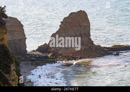 ©PHOTOPQR/OUEST FRANCE/Martin ROCHE ; Pointe du Hoc ; 08/05/2022 ; CE dimanche 08 mai 2022, la pointe du hoc quelques jours après l'effondement lié à l'érosion d'un pan le jeudi 5 mai 2022. - Pointe du Hoc, Francia, 8th 2022 maggio a Pointe du Hoc, un importante D-Day sbarco sito, in Normandia, il crollo del 'dente piccolo' sadena i visitatori Una sezione di Pointe du Hoc è crollato il Giovedi 5 maggio. L'erosione sta sgretolando questo sito storico del DDay alla festa dei visitatori, colpiti dalle notizie. Con domande sull'evoluzione della memoria dei luoghi. Foto Stock