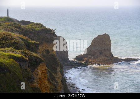 ©PHOTOPQR/OUEST FRANCE/Martin ROCHE ; Pointe du Hoc ; 08/05/2022 ; CE dimanche 08 mai 2022, la pointe du hoc quelques jours après l'effondement lié à l'érosion d'un pan le jeudi 5 mai 2022. - Pointe du Hoc, Francia, 8th 2022 maggio a Pointe du Hoc, un importante D-Day sbarco sito, in Normandia, il crollo del 'dente piccolo' sadena i visitatori Una sezione di Pointe du Hoc è crollato il Giovedi 5 maggio. L'erosione sta sgretolando questo sito storico del DDay alla festa dei visitatori, colpiti dalle notizie. Con domande sull'evoluzione della memoria dei luoghi. Foto Stock