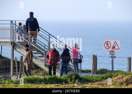 ©PHOTOPQR/OUEST FRANCE/Martin ROCHE ; Pointe du Hoc ; 08/05/2022 ; CE dimanche 08 mai 2022, la pointe du hoc quelques jours après l'effondement lié à l'érosion d'un pan le jeudi 5 mai 2022. - Pointe du Hoc, Francia, 8th 2022 maggio a Pointe du Hoc, un importante D-Day sbarco sito, in Normandia, il crollo del 'dente piccolo' sadena i visitatori Una sezione di Pointe du Hoc è crollato il Giovedi 5 maggio. L'erosione sta sgretolando questo sito storico del DDay alla festa dei visitatori, colpiti dalle notizie. Con domande sull'evoluzione della memoria dei luoghi. Foto Stock