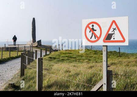 ©PHOTOPQR/OUEST FRANCE/Martin ROCHE ; Pointe du Hoc ; 08/05/2022 ; CE dimanche 08 mai 2022, la pointe du hoc quelques jours après l'effondement lié à l'érosion d'un pan le jeudi 5 mai 2022. - Pointe du Hoc, Francia, 8th 2022 maggio a Pointe du Hoc, un importante D-Day sbarco sito, in Normandia, il crollo del 'dente piccolo' sadena i visitatori Una sezione di Pointe du Hoc è crollato il Giovedi 5 maggio. L'erosione sta sgretolando questo sito storico del DDay alla festa dei visitatori, colpiti dalle notizie. Con domande sull'evoluzione della memoria dei luoghi. Foto Stock