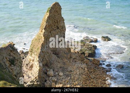 ©PHOTOPQR/OUEST FRANCE/Martin ROCHE ; Pointe du Hoc ; 08/05/2022 ; CE dimanche 08 mai 2022, la pointe du hoc quelques jours après l'effondement lié à l'érosion d'un pan le jeudi 5 mai 2022. - Pointe du Hoc, Francia, 8th 2022 maggio a Pointe du Hoc, un importante D-Day sbarco sito, in Normandia, il crollo del 'dente piccolo' sadena i visitatori Una sezione di Pointe du Hoc è crollato il Giovedi 5 maggio. L'erosione sta sgretolando questo sito storico del DDay alla festa dei visitatori, colpiti dalle notizie. Con domande sull'evoluzione della memoria dei luoghi. Foto Stock