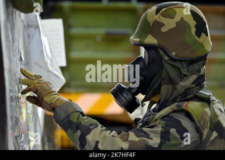 ©PHOTOPQR/L'EST REPUBLICAIN/ALEXANDRE MARCHI ; MIRECOURT ; 17/05/2022 ; DIFESA - ARMEE DE TERRE - EXERCICE STRASBOURG - MANOVRA - 2EME BRIGADE BLINDEE - COMMANDEMENT - MASQUE A GAZ. Mirecourt (Vosges) 17 maggio 2022. Un militaire en tenue NBC (Nucléaire Bactériologique Chimique) du BATPROTEC (bataillon de Protection) lors de l'exercice militaire 'Strasbourg', entre Lunéville (54) et Charmes (88), De l'armée de terre de la brigade blindée destiné à entrâiner l'état-major de le 2ème BB en tant que poste de commandement principal de la brigade sous blindage dans le cadre d'un confit de hau Foto Stock