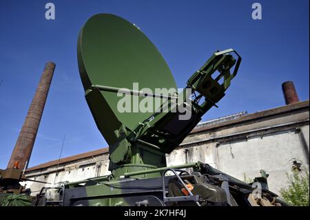 ©PHOTOPQR/L'EST REPUBLICAIN/ALEXANDRE MARCHI ; CHARMES ; 17/05/2022 ; DIFESA - ARMEE DE TERRE - EXERCICE STRASBOURG - MANOVRA - 2EME BRIGADE BLINDEE - COMMANDEMENT. Charmes (Vosges) 17 maggio 2022. Une anterne satellite sur un véhicule blindé lors de l'exercice militaire 'Strasbourg', entre Lunéville (54) et Charmes (88), De l'armée de terre de la brigade blindée destiné à entrâiner l'état-major de le 2ème BB en tant que poste de commandement principal de la brigade sous blindage dans le cadre d'un conflit de haute intensité. FOTO Alexandre MARCHI - Nord Est della Francia, maggio 17th 2022 m Foto Stock