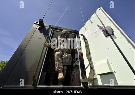 ©PHOTOPQR/L'EST REPUBLICAIN/ALEXANDRE MARCHI ; MIRECOURT ; 17/05/2022 ; DIFESA - ARMEE DE TERRE - EXERCICE STRASBOURG - MANOVRA - 2EME BRIGADE BLINDEE - COMMANDEMENT - MASQUE A GAZ. Mirecourt (Vosges) 17 maggio 2022. Un militaire en tenue NBC (Nucléaire Bactériologique Chimique) du BATPROTEC (bataillon de Protection) lors de l'exercice militaire 'Strasbourg', entre Lunéville (54) et Charmes (88), De l'armée de terre de la brigade blindée destiné à entrâiner l'état-major de le 2ème BB en tant que poste de commandement principal de la brigade sous blindage dans le cadre d'un confit de hau Foto Stock