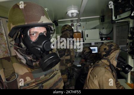 ©PHOTOPQR/L'EST REPUBLICAIN/ALEXANDRE MARCHI ; MIRECOURT ; 17/05/2022 ; DIFESA - ARMEE DE TERRE - EXERCICE STRASBOURG - MANOVRA - 2EME BRIGADE BLINDEE - COMMANDEMENT - MASQUE A GAZ. Mirecourt (Vosges) 17 maggio 2022. Un militaire en tenue NBC (Nucléaire Bactériologique Chimique) du BATPROTEC (bataillon de Protection) lors de l'exercice militaire 'Strasbourg', entre Lunéville (54) et Charmes (88), De l'armée de terre de la brigade blindée destiné à entrâiner l'état-major de le 2ème BB en tant que poste de commandement principal de la brigade sous blindage dans le cadre d'un confit de hau Foto Stock