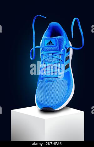 3.10.2022 Estonia, Tallinn: Scarpe adidas runfalcon. Scarpe da running Adidas, colore arancione blu Foto Stock