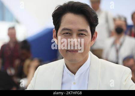 ©PHOTOPQR/NICE MATIN/Patrice Lapoirie ; Cannes ; 19/05/2022 ; attore e regista sudcoreano Lee Jung-jae posa durante una fotocall per il film 'Hunt' alla 75th edizione del Festival di Cannes a Cannes, nel sud della Francia, il 19 maggio 2022. Foto Stock