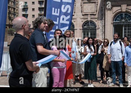 ©Amelie Serena / le Pictorium/MAXPPP - Marsiglia 19/05/2022 Amelie Serena / le Pictorium - 19/5/2022 - Francia / Bouches-du-Rhone / Marsiglia - Inaugurazione de l'Artexplorer devant l'hotel de ville de Marseille. Decouverte de la maquette du bateau Artexplorer, le bateau musee d'art contemporaneo qui fera le tour de la Mediterranee en 2023 / 19/5/2022 - Francia / Bouches-du-Rhone / Marsiglia - Inaugurazione dell'Artexplorer di fronte al municipio di Marsiglia. Scoperta del modello della barca Artexplorer, la barca museo di arte contemporanea che farà il tour del Mediterraneo nel 20 Foto Stock