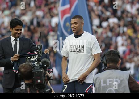 ©Sebastien Muylaert/MAXPPP - Parigi 21/05/2022 Kylian Mbappe propone dopo aver prorogato il contratto con il PSG prima della partita Ligue 1 Uber mangia tra Parigi Saint Germain e FC Metz al Parc des Princes di Parigi, Francia. 21.05.2022 Foto Stock