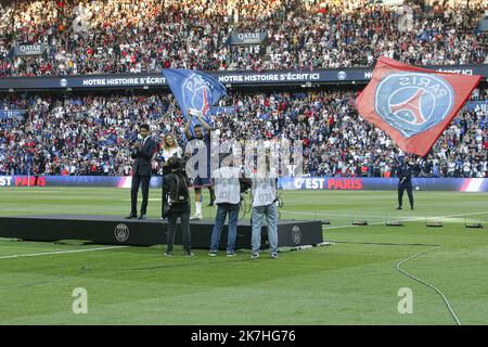 ©Sebastien Muylaert/MAXPPP - Parigi 21/05/2022 Kylian Mbappe propone dopo aver prorogato il contratto con il PSG prima della partita Ligue 1 Uber mangia tra Parigi Saint Germain e FC Metz al Parc des Princes di Parigi, Francia. 21.05.2022 Foto Stock