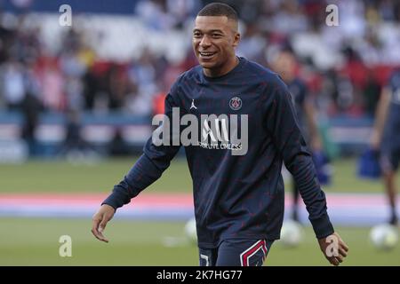 ©Sebastien Muylaert/MAXPPP - Parigi 21/05/2022 Kylian Mbappe di Parigi Saint-Germain guarda durante il riscaldamento prima della partita di Ligue 1 Uber mangia tra Parigi Saint Germain e FC Metz al Parc des Princes di Parigi, Francia. 21.05.2022 Foto Stock