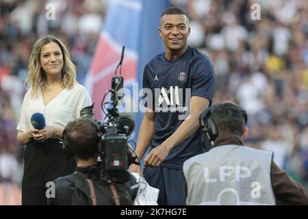 ©Sebastien Muylaert/MAXPPP - Parigi 21/05/2022 Kylian Mbappe propone dopo aver prorogato il contratto con il PSG prima della partita Ligue 1 Uber mangia tra Parigi Saint Germain e FC Metz al Parc des Princes di Parigi, Francia. 21.05.2022 Foto Stock