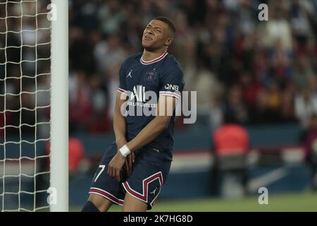 ©Sebastien Muylaert/MAXPPP - Parigi 21/05/2022 Kylian Mbappe di Parigi Saint Germain reagisce durante la partita Ligue 1 Uber mangia tra Parigi Saint Germain e FC Metz al Parc des Princes di Parigi, Francia. 21.05.2022 Foto Stock