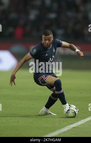 ©Sebastien Muylaert/MAXPPP - Parigi 21/05/2022 Kylian Mbappe di Parigi Saint-Germain corre con la palla durante la partita Ligue 1 Uber mangia tra Parigi Saint Germain e FC Metz al Parc des Princes di Parigi, Francia. 21.05.2022 Foto Stock