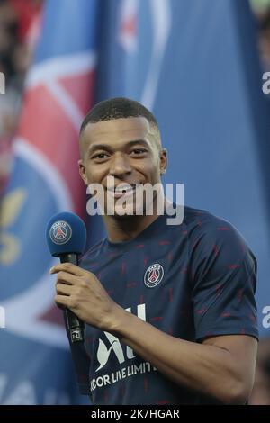 ©Sebastien Muylaert/MAXPPP - Parigi 21/05/2022 Kylian Mbappe propone dopo aver prorogato il contratto con il PSG prima della partita Ligue 1 Uber mangia tra Parigi Saint Germain e FC Metz al Parc des Princes di Parigi, Francia. 21.05.2022 Foto Stock