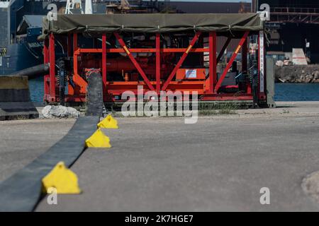 ©Nicolas Beaumont / le Pictorium/MAXPPP - Fos-sur-Mer 18/05/2022 Nicolas Beaumont / le Pictorium - 18/5/2022 - Francia / Provence-Alpes-Cote d'Azur / Fos-sur-Mer - Station de pompage des unites militaires d'urgence (UME) espagnoles. / 18/5/2022 - Francia / Provence-Alpes-Cote d'Azur / Fos-sur-Mer - stazione di pompaggio delle unità militari di emergenza spagnole (UME). Foto Stock