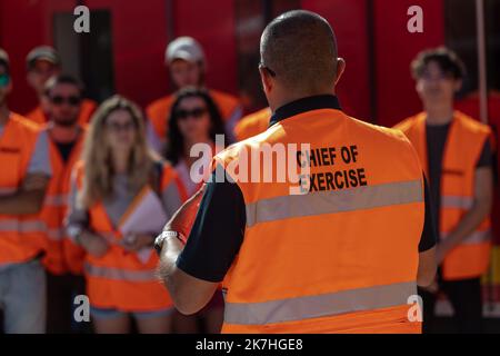 ©Nicolas Beaumont / le Pictorium/MAXPPP - Fos-sur-Mer 18/05/2022 Nicolas Beaumont / le Pictorium - 18/5/2022 - Francia / Provence-Alpes-Cote d'Azur / Fos-sur-Mer - Briefing des participants a l'exercice DOMINO 2022 / 18/5/2022 - Francia / Provence-Alpes-Cote d'Azur / Fos-sur-Mer - Briefing dei partecipanti all'esercizio DOMINO 2022 Foto Stock