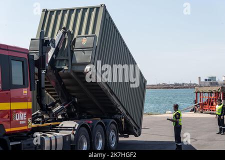 ©Nicolas Beaumont / le Pictorium/MAXPPP - Fos-sur-Mer 18/05/2022 Nicolas Beaumont / le Pictorium - 18/5/2022 - Francia / Provence-Alpes-Cote d'Azur / Fos-sur-Mer - un camion des unites militaires d'urgence (UME) espagnoles decharge un container. / 18/5/2022 - Francia / Provence-Alpes-Cote d'Azur / Fos-sur-Mer - Un camion di emergenza militare spagnolo (UME) scarica un container. Foto Stock