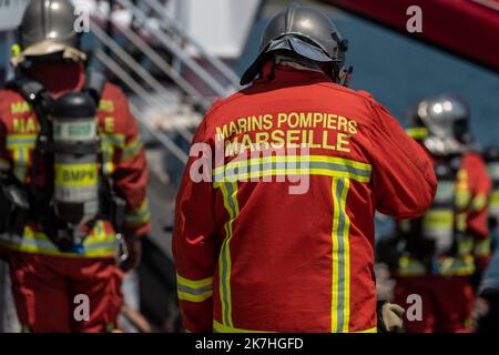 ©Nicolas Beaumont / le Pictorium/MAXPPP - Fos-sur-Mer 18/05/2022 Nicolas Beaumont / le Pictorium - 18/5/2022 - Francia / Provenza-Alpi-Costa Azzurra / Fos-sur-Mer - un pompier du BMPM vu de dos. / 18/5/2022 - Francia / Provence-Alpes-Cote d'Azur / Fos-sur-Mer - Un vigile del fuoco BMPM visto da dietro. Foto Stock