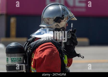 ©Nicolas Beaumont / le Pictorium/MAXPPP - Fos-sur-Mer 18/05/2022 Nicolas Beaumont / le Pictorium - 18/5/2022 - Francia / Provence-Alpes-Cote d'Azur / Fos-sur-Mer - un pompier utilizzare sa radio pour comunicati son compte-rendu d'intervention. / 18/5/2022 - Francia / Provence-Alpes-Cote d'Azur / Fos-sur-Mer - Un vigile del fuoco utilizza la sua radio per comunicare il suo rapporto di intervento. Foto Stock