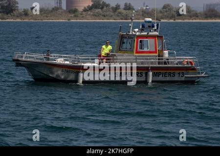 ©Nicolas Beaumont / le Pictorium/MAXPPP - Fos-sur-Mer 18/05/2022 Nicolas Beaumont / le Pictorium - 18/5/2022 - Francia / Provenza-Alpi-Costa Azzurra / Fos-sur-Mer - un bateau des sapeurs pompiers. / 18/5/2022 - Francia / Provence-Alpes-Cote d'Azur / Fos-sur-Mer - Una barca del dipartimento dei vigili del fuoco. Foto Stock