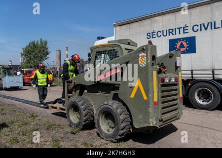 ©Nicolas Beaumont / le Pictorium/MAXPPP - Fos-sur-Mer 18/05/2022 Nicolas Beaumont / le Pictorium - 18/5/2022 - Francia / Provenza-Alpi-Costa Azzurra / Fos-sur-Mer - un engin des unites militaires d'urgence (UME) espagnoles deroule un tuyau. / 18/5/2022 - Francia / Provence-Alpes-Cote d'Azur / Fos-sur-Mer - Una macchina delle unità militari di emergenza spagnole (UME) srotola un tubo. Foto Stock