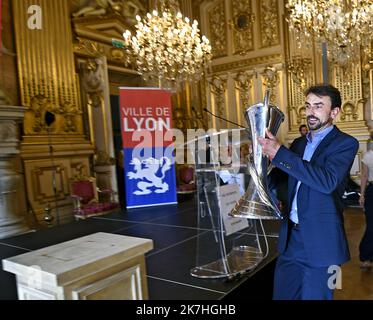 ©PHOTOPQR/LE PROGRES/Stéphane GUIOCHON - Lione 1er Arrondissement 22/05/2022 - OL Féminin présente le trophée de la ligue des Champion -Après leur victoire à Torino contre Barcelone3-1 contre Barcelone pour la Women's Champions League, L'OL féminin invité par le maire de Lyon Gregory Doucet présente le trophée à leur public ici Gregory Doucet SOCCER Lione DONNE CELEBRATE DOPO IL TROFEO UEFA DI WINNIG Foto Stock