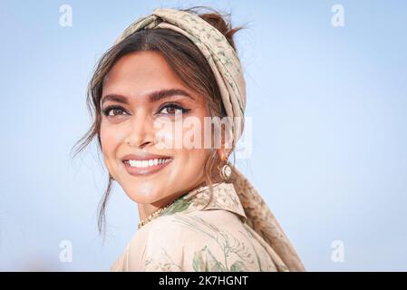 ©PHOTOPQR/LE PARISIEN/Fred Dugit ; Cannes ; 17/05/2022 ; Cuture / Cinéma Palais des festival à Cannes (06), le 17 mai 2022 Photocall du Jury du 75e festival de Cannes Deepika PADUKONE Festival internazionale del cinema di Cannes il 17th 2022 maggio Foto Stock