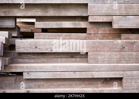 Tavole di legno. Impilamento di legname ad asciugatura ad aria. Legno aria che asciuga. Legname. Legname. Primo piano. Foto Stock