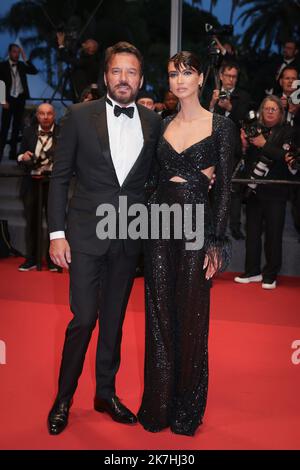 ©PHOTOPQR/LE PARISIEN/Fred Dugit ; Cannes ; 21/05/2022 ; Cuture / Cinéma Palais des festival à Cannes (06), le 21 mai 2022 Montée des marches du film R.M.N. [IT Compétition] ICI Samuel le Bihan et l'actrice et mannequin Stefania Cristian Photo LP / Fred Dugit Foto Stock