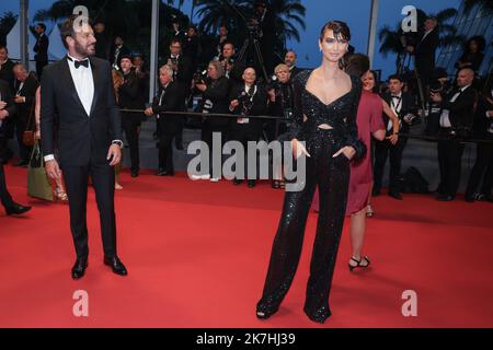 ©PHOTOPQR/LE PARISIEN/Fred Dugit ; Cannes ; 21/05/2022 ; Cuture / Cinéma Palais des festival à Cannes (06), le 21 mai 2022 Montée des marches du film R.M.N. [IT Compétition] ICI Samuel le Bihan et l'actrice et mannequin Stefania Cristian Photo LP / Fred Dugit Foto Stock