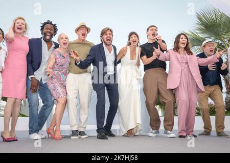 ©PHOTOPQR/LE PARISIEN/Fred Dugit ; Cannes ; 22/05/2022 ; Cuture / Cinéma Palais des festival à Cannes (06), le 22 mai 2022 Photocall du film TRIANGLE OF SADNESS (SANS FILTRE) RUBEN ÖSTLUND Réalisateur (Suède) CHARLBI DEAN Actrice IRIS BERBEN Actrice WOODY HARRELSON Acteur HARRIS DICKINSON Acteur DOLLY DE LEON Actrice ZLATKO BURIC Acteur VICKI BERLIN Actrice HENRIK DORSIN Acteur JEAN-CHRISTOPHE FOLLY Actrice SUNNYI FILM di MAGGIO 22nd 2022 Festival Internazionale di Cannes Foto Stock