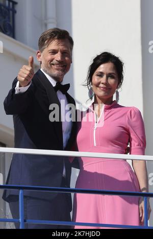 ©Francois Glories/MAXPPP - 17/05/2022 l'attore danese Nikolaj Coster-Waldau e sua moglie il cantante Nukâka sulla terrazza dell'Hotel Martinez prima di partire per la cerimonia di apertura del Festival di Cannes 75th. 17 maggio 2022. Foto Stock