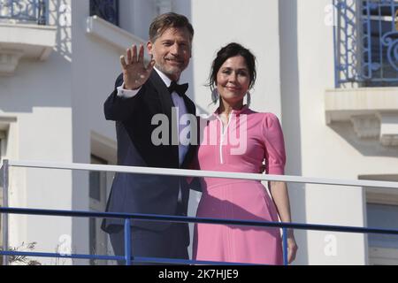 ©Francois Glories/MAXPPP - 17/05/2022 l'attore danese Nikolaj Coster-Waldau e sua moglie il cantante Nukâka sulla terrazza dell'Hotel Martinez prima di partire per la cerimonia di apertura del Festival di Cannes 75th. 17 maggio 2022. Foto Stock