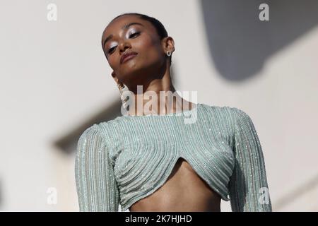 ©Francois Glories/MAXPPP - 19/05/2022 l'attrice, modella e attivista indiana Nidi Sunil partecipa a uno show televisivo al Martinez Hotel durante il Festival di Cannes 75th in Francia. Foto Stock