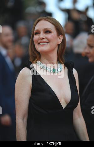 ©franck castel/MAXPPP - 16/05/2022 cerimonia di apertura del taglio finale Red Carpet il 75th° Festival annuale del cinema di Cannes. Julianne Moore CANNES, FRANCIA MAGGIO 17 Foto Stock