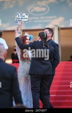 ©franck castel/MAXPPP - 16/05/2022 cerimonia di apertura del taglio finale Red Carpet il 75th° Festival annuale del cinema di Cannes. Manifestazione per l'ucraina CANNES, FRANCIA MAGGIO 17 Foto Stock