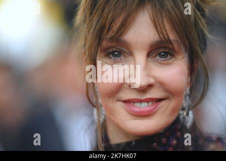 ©franck castel/MAXPPP - 16/05/2022 cerimonia di apertura del taglio finale Red Carpet il 75th° Festival annuale del cinema di Cannes. anne Parillaud CANNES, FRANCIA MAGGIO 17 Foto Stock