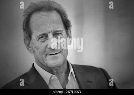 ©franck castel/MAXPPP - 16/05/2022 CANNES, FRANCIA - MAGGIO 17: Vincent Lindon partecipa alla fotocall della Giuria durante il 75th° festival annuale del cinema di Cannes al Palais des Festivals il 17 maggio 2022 a Cannes, Francia. Foto Stock