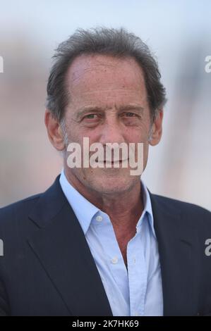 ©franck castel/MAXPPP - 16/05/2022 CANNES, FRANCIA - MAGGIO 17: Vincent Lindon partecipa alla fotocall della Giuria durante il 75th° festival annuale del cinema di Cannes al Palais des Festivals il 17 maggio 2022 a Cannes, Francia. Foto Stock