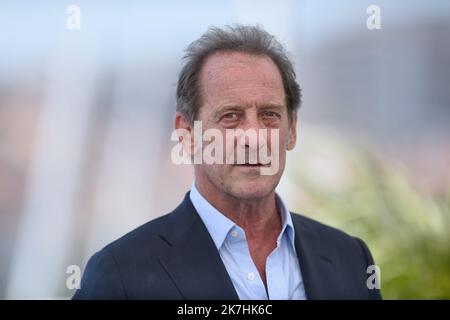 ©franck castel/MAXPPP - 16/05/2022 CANNES, FRANCIA - MAGGIO 17: Vincent Lindon partecipa alla fotocall della Giuria durante il 75th° festival annuale del cinema di Cannes al Palais des Festivals il 17 maggio 2022 a Cannes, Francia. Foto Stock