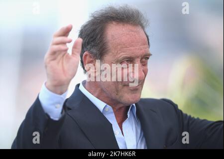 ©franck castel/MAXPPP - 16/05/2022 CANNES, FRANCIA - MAGGIO 17: Vincent Lindon partecipa alla fotocall della Giuria durante il 75th° festival annuale del cinema di Cannes al Palais des Festivals il 17 maggio 2022 a Cannes, Francia. Foto Stock