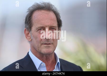 ©franck castel/MAXPPP - 16/05/2022 CANNES, FRANCIA - MAGGIO 17: Vincent Lindon partecipa alla fotocall della Giuria durante il 75th° festival annuale del cinema di Cannes al Palais des Festivals il 17 maggio 2022 a Cannes, Francia. Foto Stock