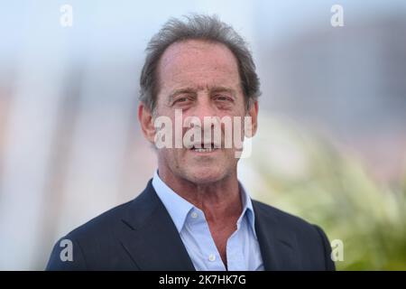 ©franck castel/MAXPPP - 16/05/2022 CANNES, FRANCIA - MAGGIO 17: Vincent Lindon partecipa alla fotocall della Giuria durante il 75th° festival annuale del cinema di Cannes al Palais des Festivals il 17 maggio 2022 a Cannes, Francia. Foto Stock
