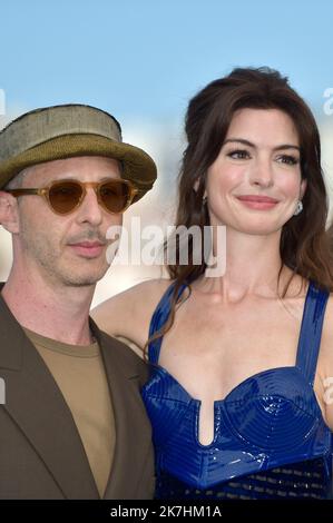 ©franck castel/MAXPPP - 20220005 Armageddon Time Photocall il 75th° Festival annuale del cinema di Cannes. Jeremy strong e Anne Hathaway CANNES, FRANCIA - MAGGIO 20 Foto Stock