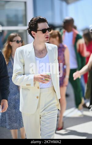 ©franck castel/MAXPPP - 20/05/2022 il fumo causa la tosse Fumar Fait TousserPhotocall - il 75th° Festival annuale di Cannes CANNES CANNES CANNES CANNES CANNES Cannes, FRANCIA - 21 MAGGIO Vincent Lacoste Foto Stock