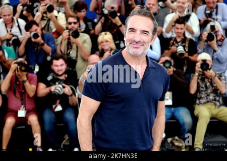 ©PHOTOPQR/NICE MATIN/Patrice Laposie ; Cannes ; 23/05/2022 ; l'attore francese Jean Dujardin partecipa a una fotocellula per il film 'novembre (novembre)' durante la 75th edizione del Festival di Cannes a Cannes, nel sud della Francia, il 23 maggio 2022. 75th edizione del Festival del Cinema di Cannes a Cannes, nel sud della Francia, il 23 maggio 2022. Foto Stock